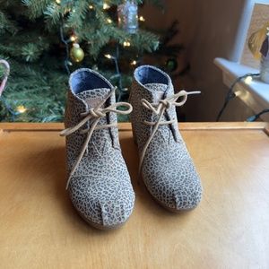 TOMS wedge ankle booties with leopard print lace up. Size:5W